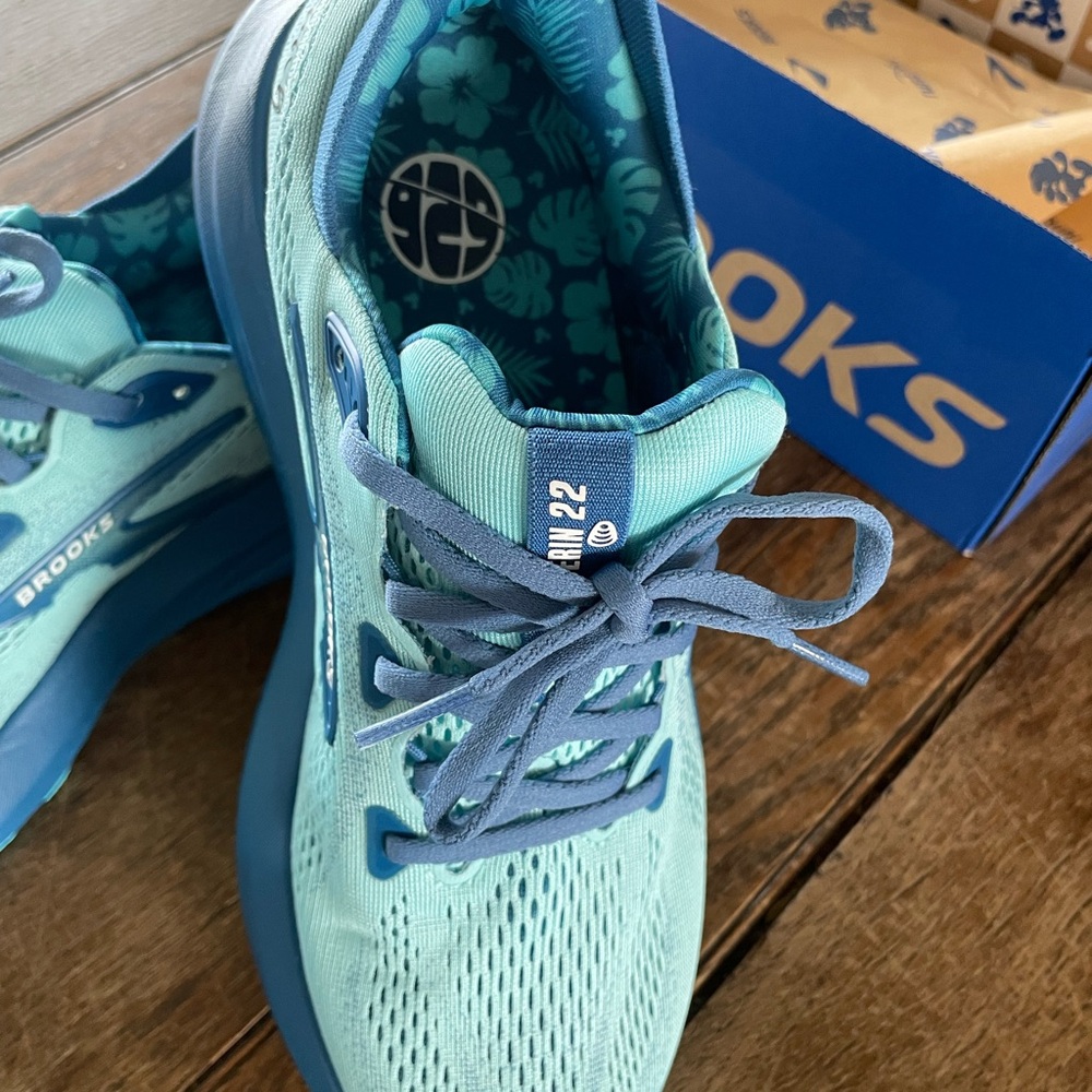 Brooks Women’s Glycerin Running Shoes - Disney’s Stitch - Picture 2 of 12